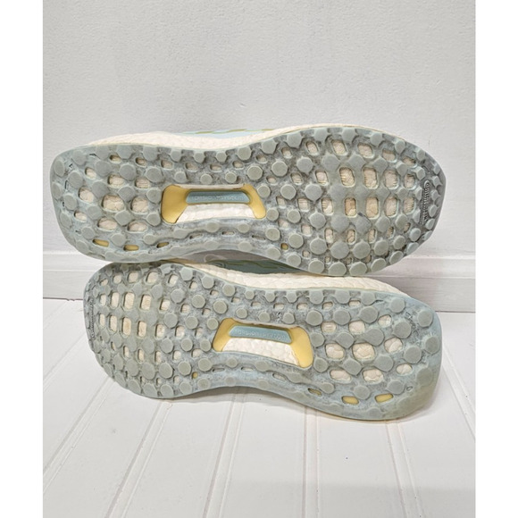 Adidas Women's Ultraboost 1.0 Shoes Linen Green size 7 - Picture 4 of 7